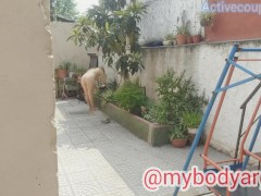 Video voyeur the neighbor naked in the hallway and they watch her from the street