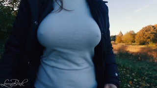 Boobwalk: Wit shirt en jas in de herfst