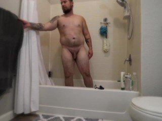 Thickスタッドソロ男性はHotシャワーを浴びる