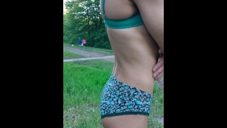 Sissy entblößt sich in der Öffentlichkeit und wird erwischt!