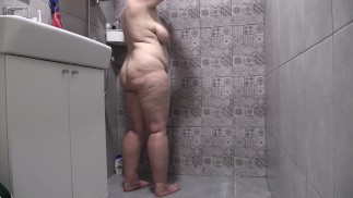 成熟丰满的 bbw 熟女在淋浴。