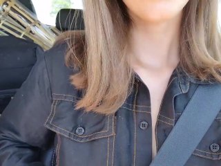 Petit strip tease dans la voiture en partant en tournage