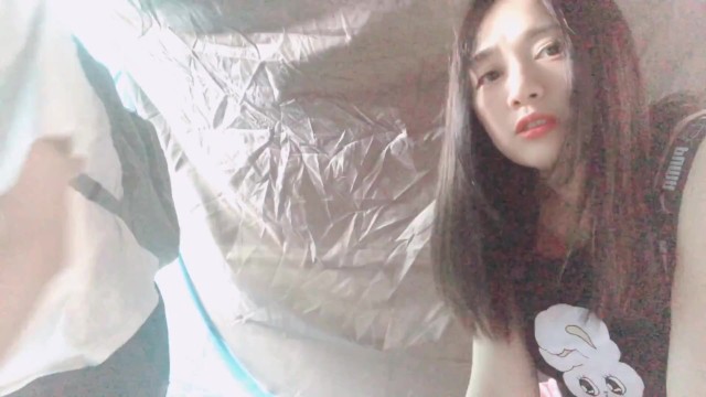 キャンプ先で美人な女子学生をバックでハメハメ