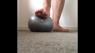 Super squishy gym ball debajo de mis grandes pies masculinos pequeña bola hace que mis pies se sientan enormes - MANLYFOOT