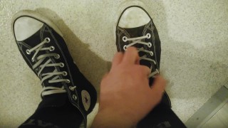Fetiche de zapatos: Cum dentro de mis zapatos Converse sudorosos después de un largo día de trabajo