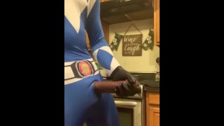 Blue Mighty Morphin Power Ranger Atrapado Acariciando Su Gran Polla Negra
