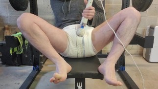 Интенсивный стонущий оргазм в подгузнике во время ношения подгузника