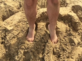 MANLYFOOT - Câmera Lenta Esmagando e Pisando no Castelo De Areia Na Praia com Grandes Pés Masculinos