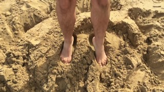 MANLYFOOT - Замедленная съемка, разбивающая и топающая по песчаному замку на пляже с большими мужскими ногами