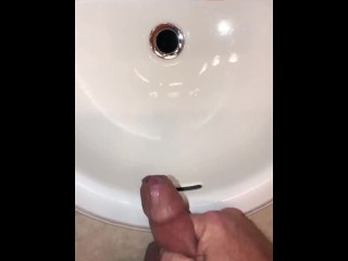 Freches Pissen Und Abspritzen in Meinem Waschbecken Mit Einem Bullseye Cumshot in Den Abfluss