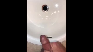 Pisser et éjaculer dans l'évier de ma salle de bain avec une éjaculation bullseye dans le drain