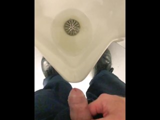 小便器で放尿している自分を撮影していたとき、私はほとんど同僚に捕まりました