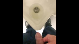 Ich wurde fast von einem Kollegen erwischt, als ich mich selbst beim Pissen im Urinal filmte