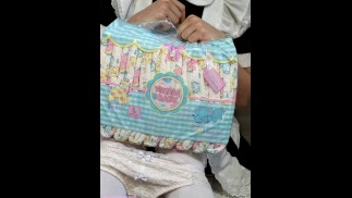 Кроссдрессер в платье горничной и перед тем, как надеть подгузник