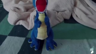 青い恐竜のt-rexおしっこ 1
