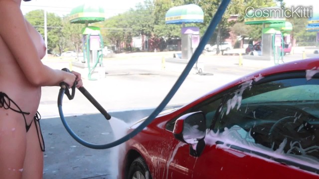 Girl Gets Naked Washing her Car Flashing everything