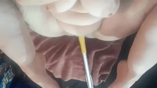 Свежевыбритая и использующая ручку тряпки в моей мокрой киске голая! Снова...