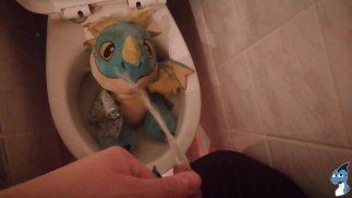 Dragon "Stormfly" Peeing#1