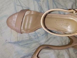 my best friend gives me her sandals to make this video