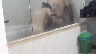 Freche Stieftochter großem  wird viert in der Badewanne gefickt, reitet meinen Schwanz / Herrera Sex