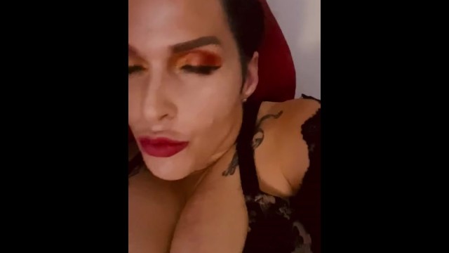 Элли Лувс будет курить и играть для вас 💋