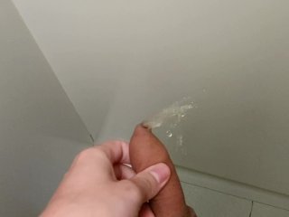 壁にマーキングする包茎男