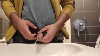 Быстрая моча в раковину в общественном туалете