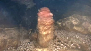 O homem da boneca - Hot banheira de pênis espreita debaixo d'água 