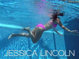 Jessica Lincolnはプールで裸であることを楽しんでいます