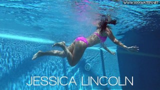 Jessica Lincoln aime être nue dans la piscine