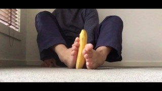 Heb je een grote banaan 🍌? - Banana Footjob - Manlyfoot - je gaat bananen voor deze video 🐵