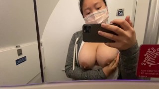 Fiquei com tanto tesão no avião! Eu tive que brincar com meus peitos asiáticos inchados