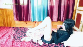 Арабская девушка показывает задницу и киску с помощью вибратора