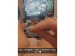 Jeune coquine Gros squirt solo_et gros god bleu XXL