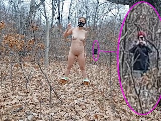 Fille Exhibitionniste Surprise Pendant un Exercice Nu Dans Le Parc