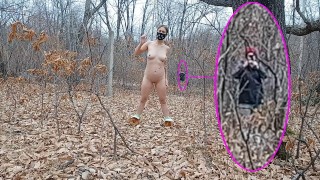 Chica exhibicionista atrapada durante el ejercicio desnudo en el parque