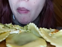 ASMR MUKBANG FEEDERISME raviolis épinards ricotta 