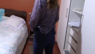 Очень возбужденная зрелая латинка ласкает себя стоя, пока пасынок