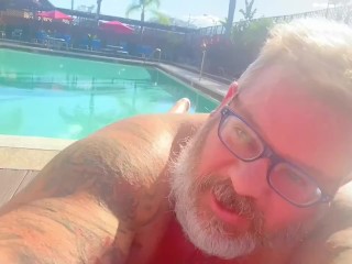 Papa Ejaculeert Bij Het Country Club Zwembad Onder Zijn Lounge Stoel Terwijl Mensen in De Buurt Waren