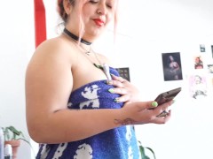 Mi hermanastra me espía mientras me baño y me engaña para enviarle nudes! OMG