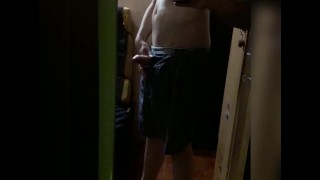Hombre amateur fitness con verga enorme posa frente a su espejo