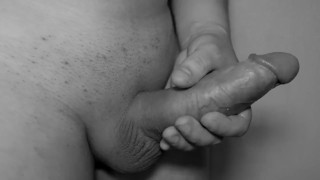 Masturbatie van grote lul schiet sperma zonder handen aan te raken