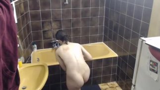 Вуайеристский душ снят в прямом эфире