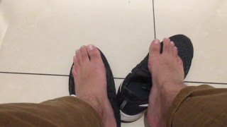 내 옆에 있는 마구간에 있는 남자가 맨발로 노는 것을 좋아하는지 알아보기 위한 공중 화장실 테스트
