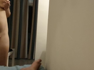 Симпатичная студентка колледжа держит свой сквирт до тех пор, пока больше не может его терпеть