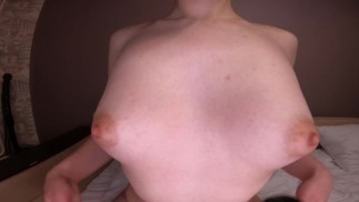 学生展示她自然的乳房并爱抚自己获得狂野的乐趣