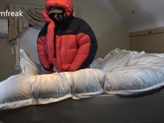Marmot Parka e Shiny Silk Comforter Bed Humping com Acabamento Cumshot. down Jacket Fetish Divertido.