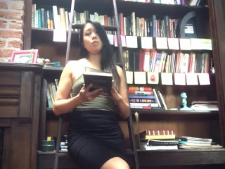 Dominatrix Mara Como Uma Mistress Estrita Da Biblioteca