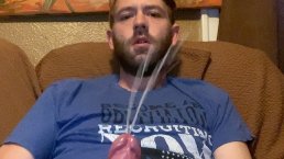 使用 fleshlight stroker 在肩膀上射出大射精