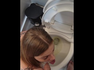 Thirsty for Piss, Redhead Laps up Streaming Piss with Tongue on Knees by Toilet